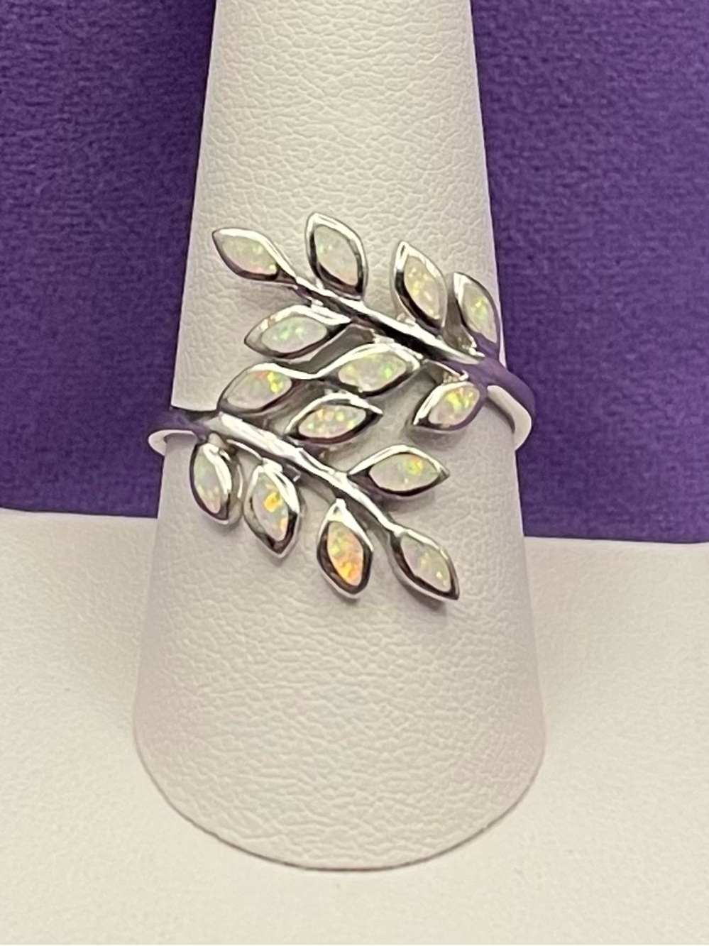 NWOT . 925 sterling silver synthetic white opal leaf ring size 9. Weight 3.80 g - Picture 1 of 7